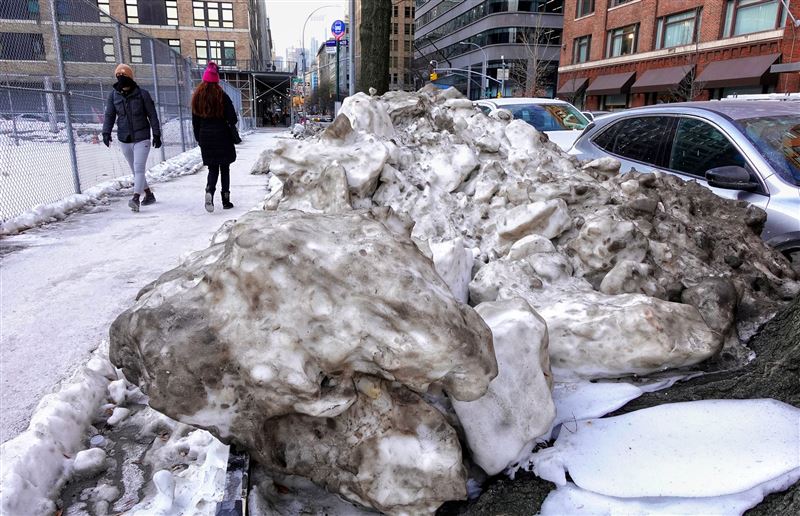 紐約白茫茫一片，路邊被鏟起厚厚的積雪染上黑泥灰塵，顯得骯髒。（圖／翻攝自X平台 @GaryHershorn2）