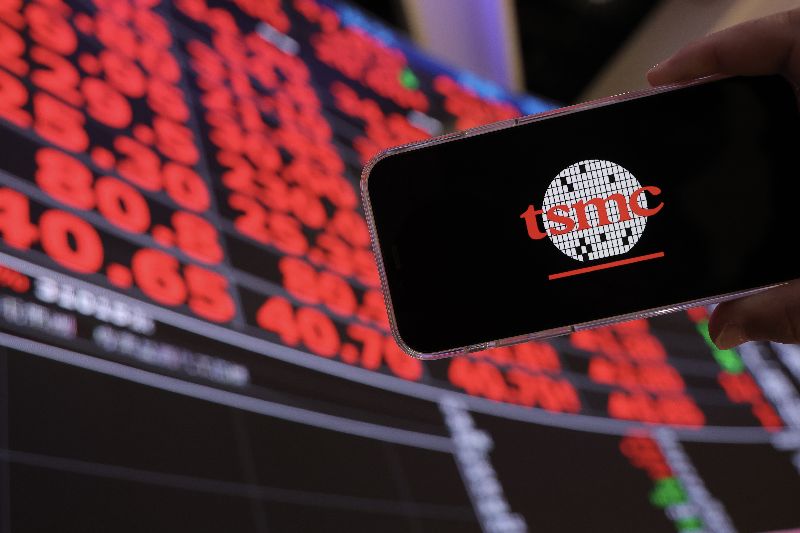 台積電衝1935元創新天價　市值突破50兆元台北股市23日馬年開紅盤，晶圓代工廠台積電開低震盪走高，盤中攀高至1935元，創下新天價，市值突破新台幣50兆元關卡。中央社記者翁睿坤攝　115年2月23日