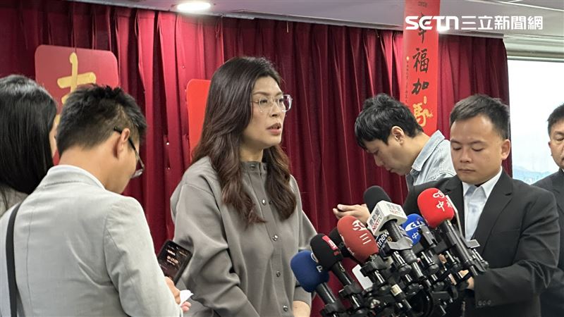 鄭麗文出席新春團拜會後受訪。（圖／記者詹宜庭攝影）