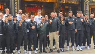 領隊童子瑋領軍　台灣男籃前往慶安宮祈福
