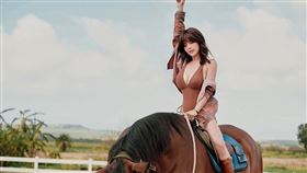 壯壯曬出一組騎馬寫真，畫面超美。（圖／翻攝自IG @ula_shen_）