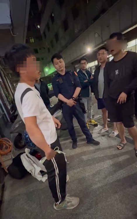 鄰居及愛狗人士氣憤圍堵劉姓男子，要求全額賠償狗狗醫療費用。(圖／翻攝畫面)