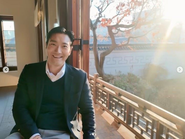 崔始源(圖)遭疑力挺尹錫悅挨轟,所屬公司SM娛樂怒發聲將採法律行動。(圖/翻攝自IG @siwonchoi)