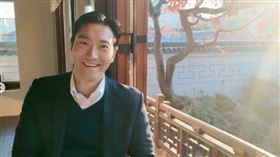 崔始源遭疑力挺尹錫悅挨轟，所屬公司SM娛樂怒發聲採法律行動。（圖／翻攝自IG @siwonchoi）