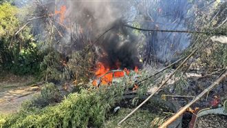 新／新店第三公墓竄火　休旅車慘燒成廢鐵