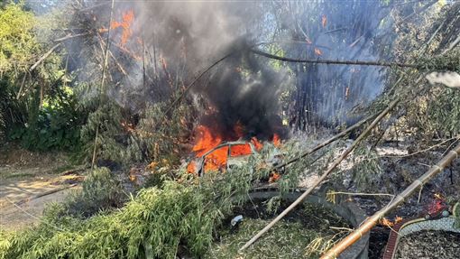 新／新店第三公墓竄火　休旅車慘燒成廢鐵