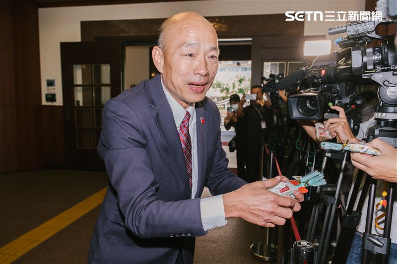 韓國瑜向在場媒體發送花生糖與牛軋糖。（圖／記者楊士誼攝影）