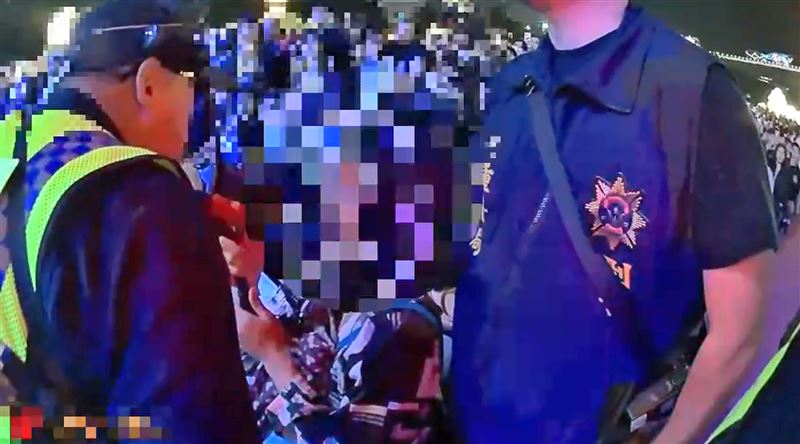 狂粉擋道錄影警方到場。(圖/翻攝畫面)