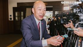 韓國瑜向在場媒體發送花生糖與牛軋糖。（圖／記者楊士誼攝影）