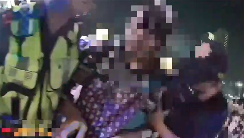 警方將狂粉攙扶勸離。(圖/翻攝畫面)
