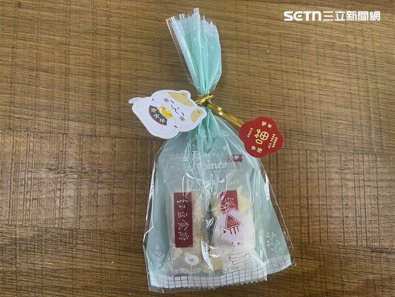 韓國瑜向媒體發送花生糖與牛軋糖。（圖／記者楊士誼攝影）