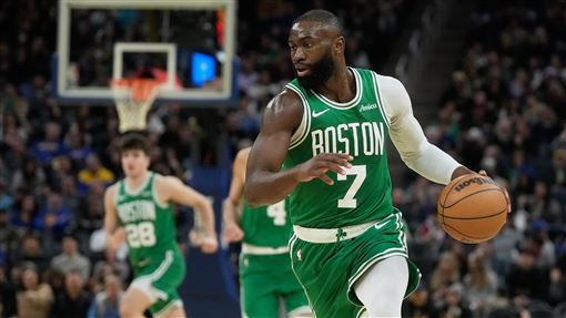 詹姆斯挺布朗角逐年度MVP　盛讚攻守兼備