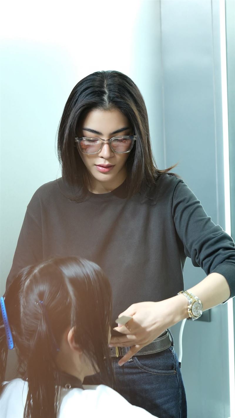 泰國女星Faye親自一對一幫客人剪髮。（圖／翻攝自IG @khanthongstudio.th）