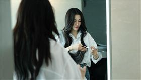 泰國女星Faye成立私人預約制美髮沙龍，每位剪髮收費高達8萬5000泰銖（約台幣8.6萬元）。（圖／翻攝自IG @khanthongstudio.th）