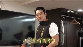 Rain收到一件極具台灣特色的宮廟背心，竟親自穿上身拍片認證。（圖／翻攝自시즌비시즌 Season B Season YT）