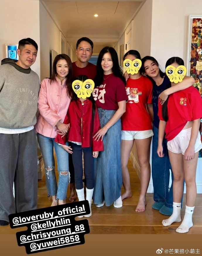 林心如（左2）愛女「小海豚」暴風抽高驚豔全網。（圖／翻攝自微博）