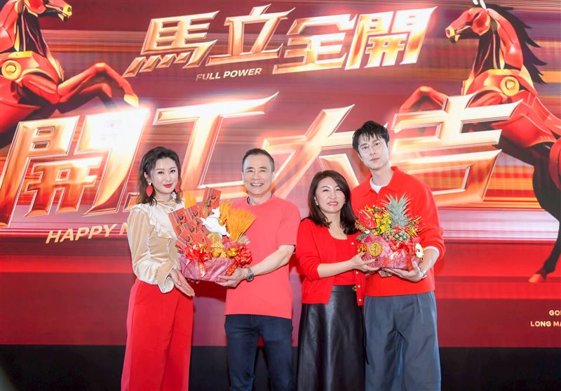 （左起）演員陳珮騏、董事長張榮華、總經理高明慧、演員劉書宏參加馬年開工團拜。（圖／三立提供）