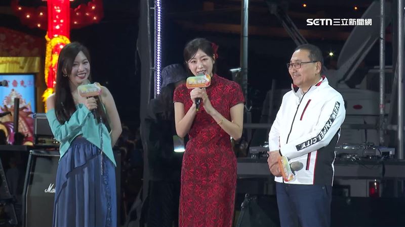 南韓啦啦隊女神安芝儇（中）驚喜現身2026新北燈會，與新北市市長侯友宜（右）一起點亮燈會主燈