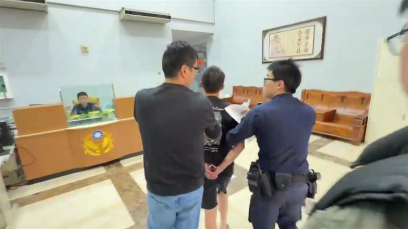 吳男騎機車衝撞基隆市警局，遭警方壓制逮捕。（圖／翻攝畫面）