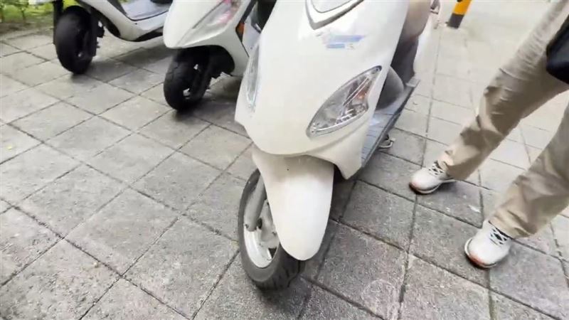 吳男騎機車衝撞基隆市警局，遭警方壓制逮捕。（圖／翻攝畫面）