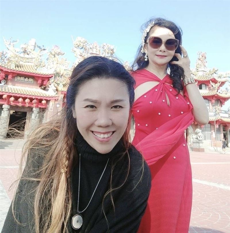 董美君(左)為蔣雪櫻(右)量身打造歌曲〈媽祖出巡〉。(圖/華煬娛樂提供)