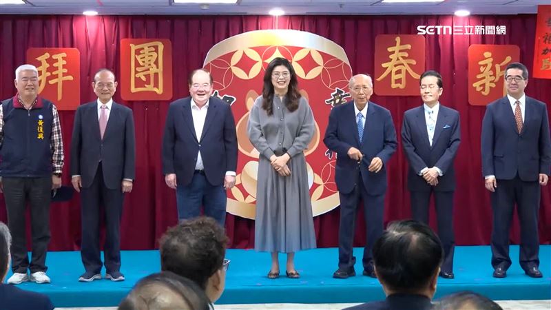 鄭麗文（左4）上任國民黨主席後的首次新春團拜，除了前主席吳伯雄（右3）之外，馬英九、朱立倫、洪秀柱都沒出現