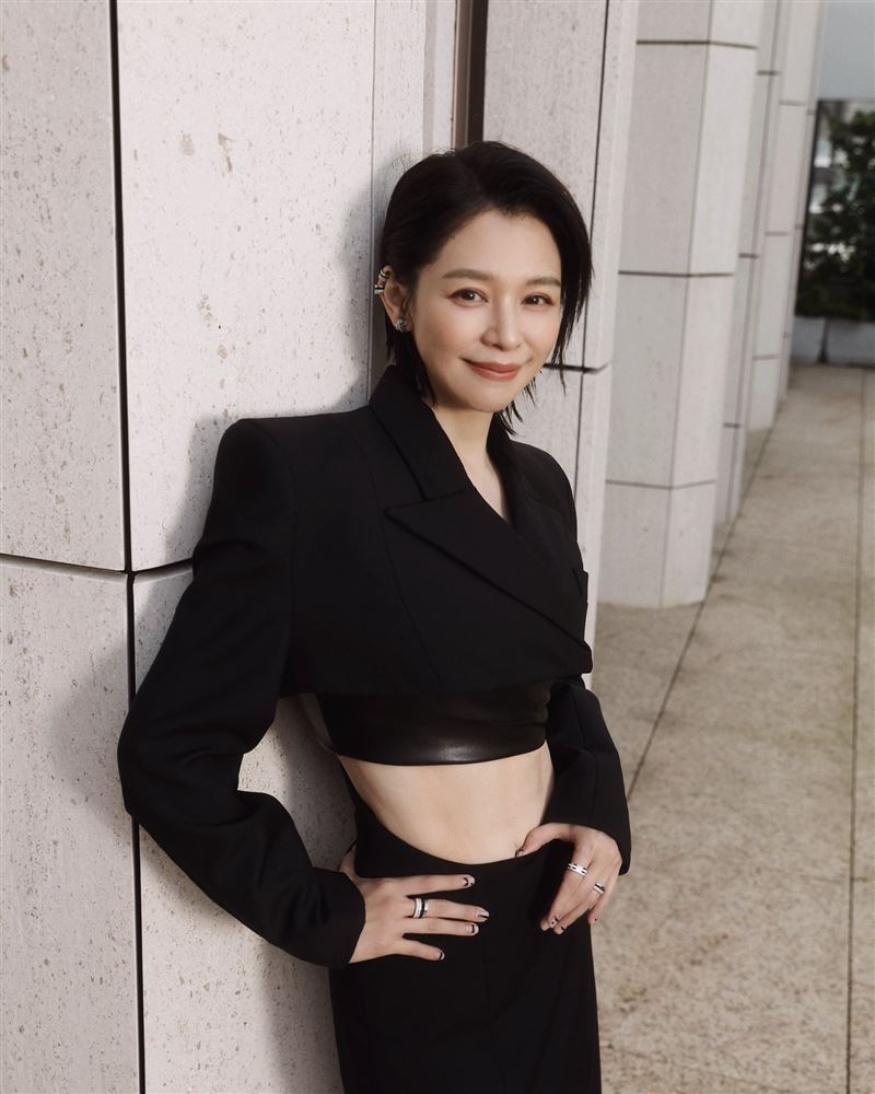 50歲的徐若瑄靠著規律運動與清淡飲食,仍維持苗條身材。(圖/翻攝自徐若瑄 Vivian Hsu臉書)