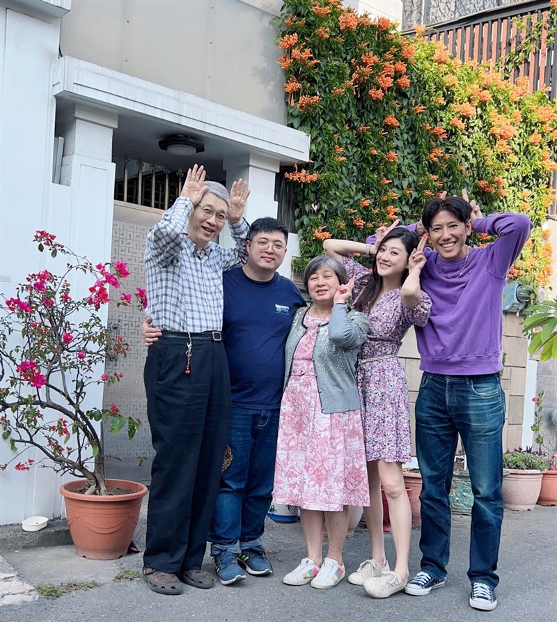 林逸欣透露,父母從小營造正向、樂觀的家庭氛圍,無論學習或興趣都全力支持。(圖/翻攝自林逸欣FB)