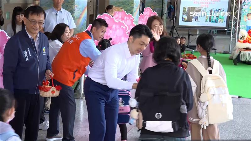 台北市市長蔣萬安，開學日送上健康御守