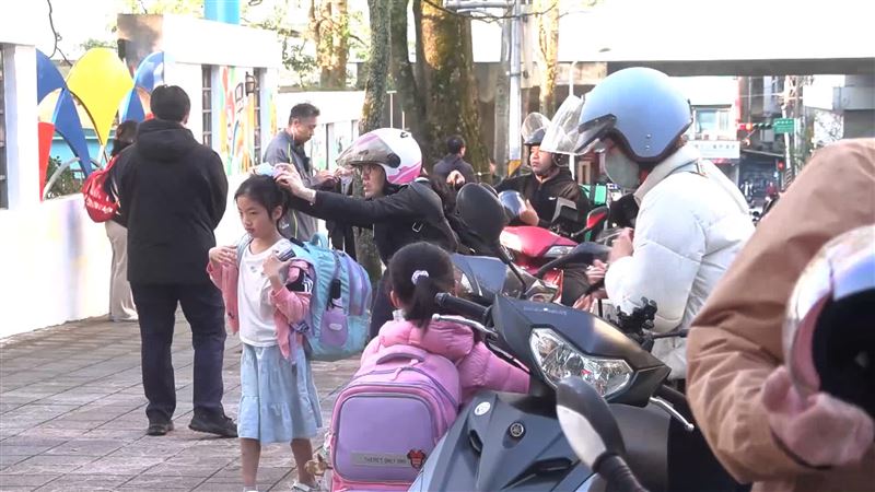 開學第一天小朋友終於回校園，不少爸媽樂開懷