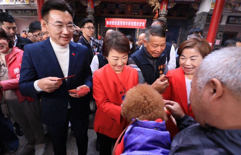 盧秀燕大年初一公開行程到宮廟走春發紅包，初七缺席新春團拜。(圖／翻攝自盧秀燕臉書)