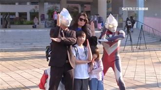 開學日校長變身超人力霸王　小朋友搶合照