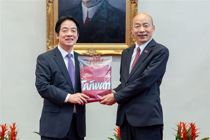 賴清德總統今（23）日致贈立法院長韓國瑜總統府特製版的「TEAM TAIWAN」棗紅色帽T。（圖／總統府提供）