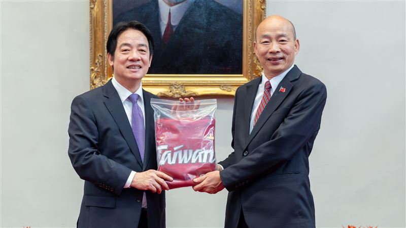 賴清德親贈台灣隊帽T給韓國瑜　畫面曝光