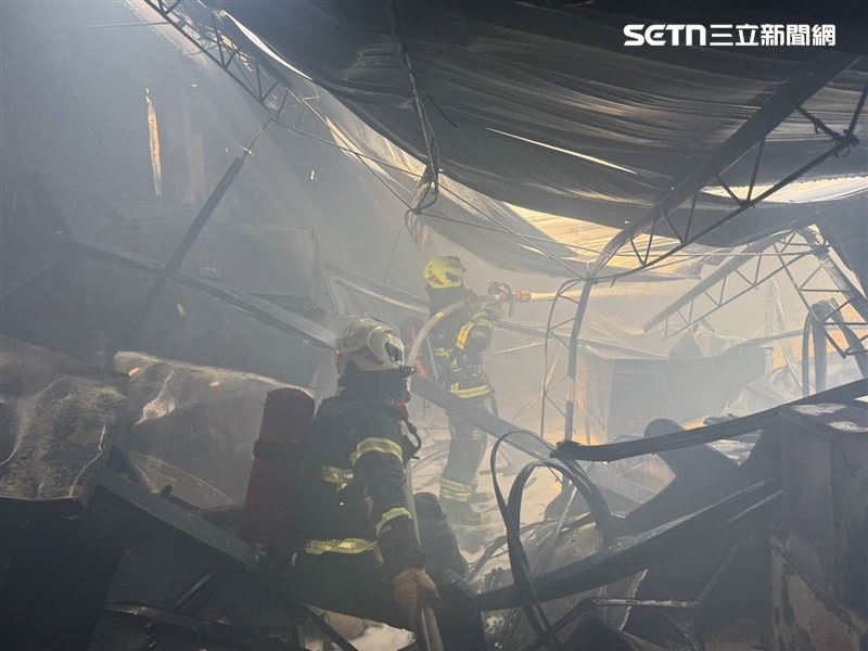 開工太旺濃煙竄天！火燒屏東食品工廠，4人嗆傷、1男燙皮緊急送醫。（圖／翻攝畫面）