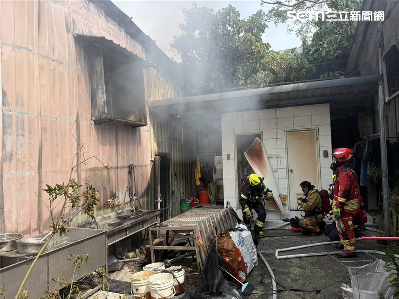 開工太旺濃煙竄天！火燒屏東食品工廠，4人嗆傷、1男燙皮緊急送醫。（圖／翻攝畫面）