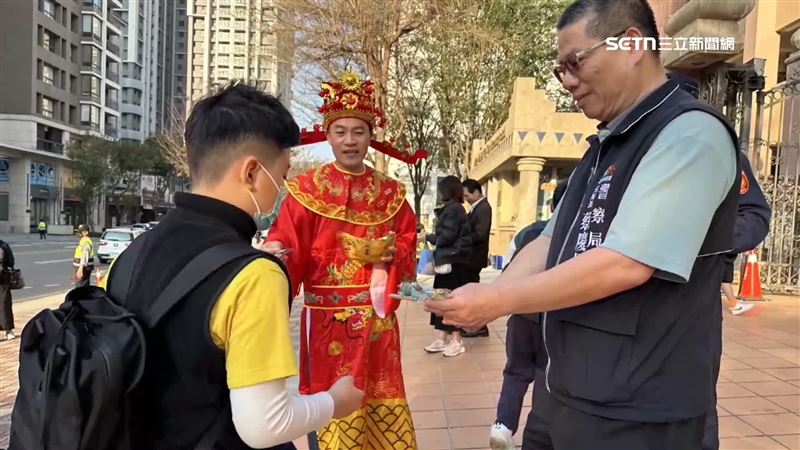 台中南屯轄區警方扮成財神爺，在永春國小進行宣導活動