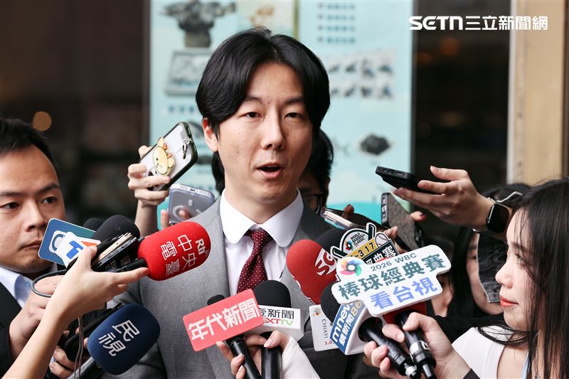 民進黨發言人吳崢今(23）日轉述選對會開會內容。（圖／記者盧素梅攝影）