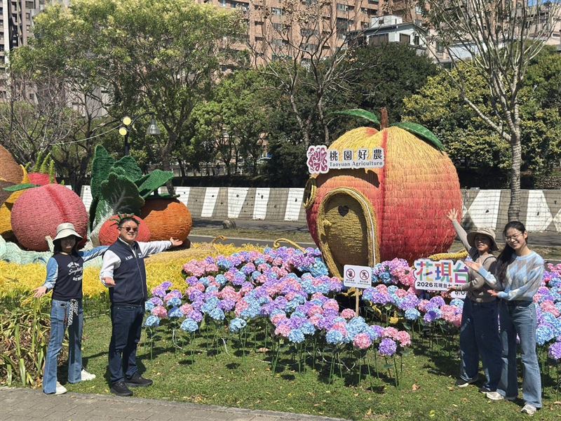 整體燈區布置還有金黃稻穗，象徵桃園魚米之鄉特色，也融入彩色海芋、繡球花海等桃園特色活動元素。圖／農業局提供。（圖／桃園電子報提供）