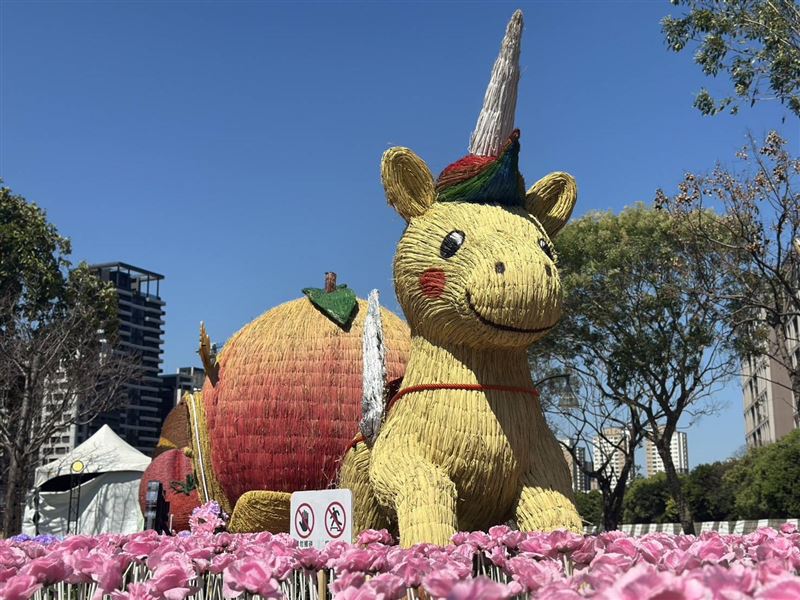 桃園市農業局特別結合農藝美學與永續精神，量身打造3米高、18米寬的「馬力食足」主題燈區。圖／農業局提供。（圖／桃園電子報提供）