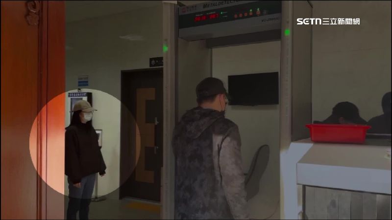 剴剴案主責社工陳尚潔帶著鴨舌帽、低著頭，腳步飛快走進法院