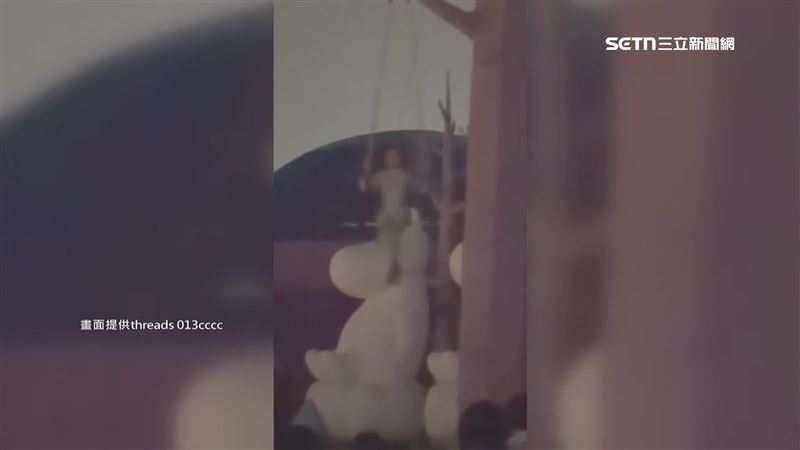 台中的中台灣燈會，旁邊樹上吊著一個詭異的身影，還不斷旋轉盪鞦韆