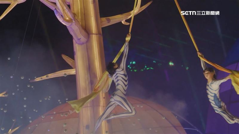 台中市府解釋，是台中中央公園中台灣燈會的展演項目之一，專業舞者吊著鋼絲在半空中伸展肢體做出高難度動作