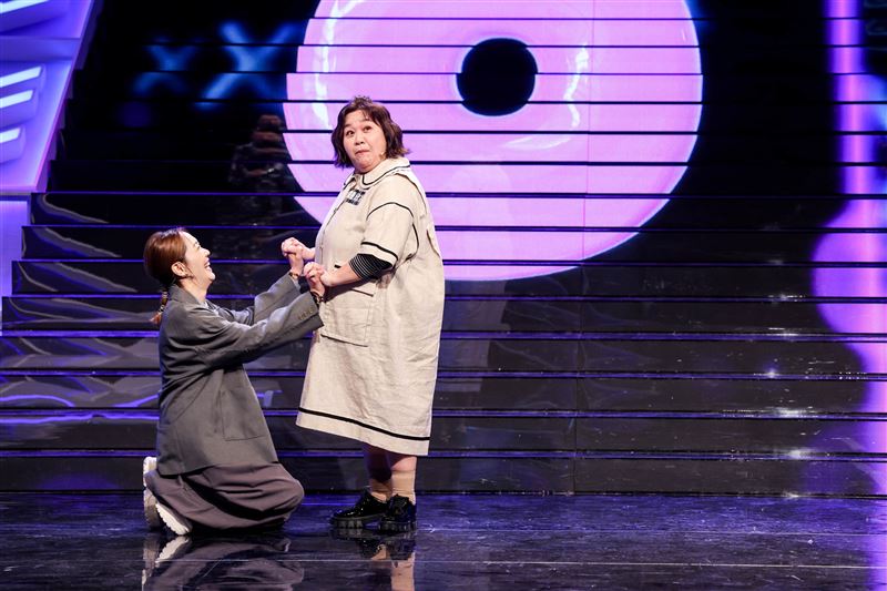 節目一開場，鍾欣凌對蜜雪大讚凍齡外貌，直呼「小時候看過她，但不可能！她長得一模一樣」。（圖／公視提供）