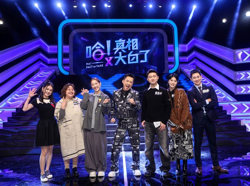 話題轉到不少留學背景的朋友「講話喜歡夾雜英文」，蜜雪直言有些人「是真的還滿做作的」。（圖／公視提供）