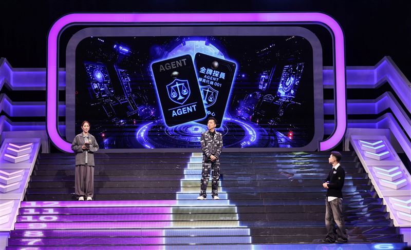 最終關卡「真相凱旋門」改為2位參賽者終極對決，強化競爭節奏，哈林造型也從招牌白西裝換成黑色勁裝登場。（圖／公視提供）