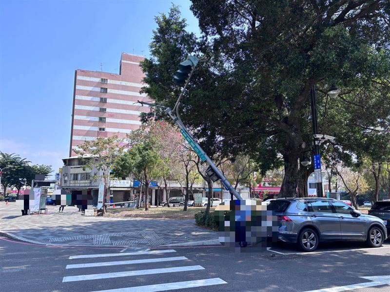 號誌桿被拉倒砸向人行道，幸好當時沒有人車經過，未傳出傷亡。(圖／翻攝畫面)