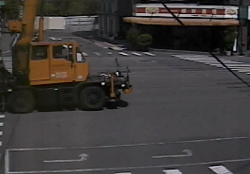 72歲駕駛疑似緊張，慢慢倒退時不小心加速踩油門。(圖／翻攝畫面)