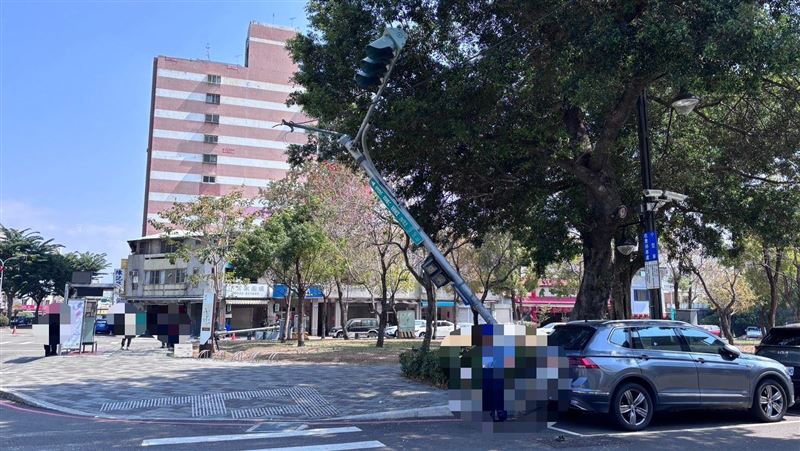 吊車未收吊臂勾電線 號誌桿應聲拉斷傾倒