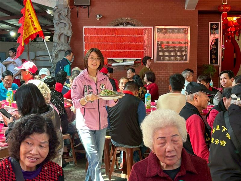 馬不停蹄！蔡美華開工站路口「北港同鄉」周雅玲帶路走訪金山